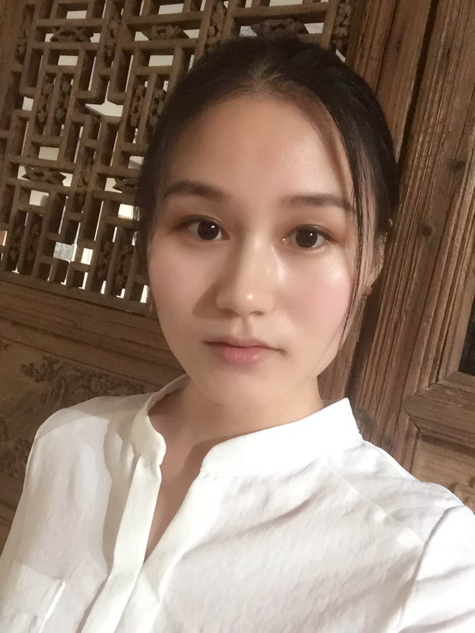 凌云子,毕业于西安美术学院,从小习书作画,深受家叔著名关中人物画家