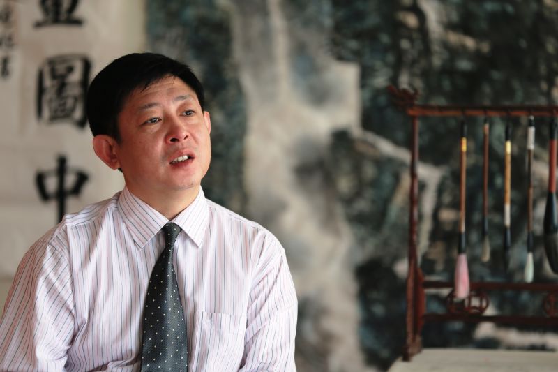 四岁开始跟随父亲学习书法及西洋绘画.