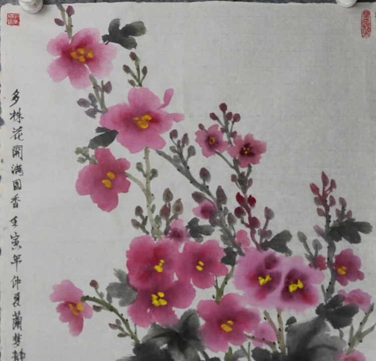来荣娜 多株花开满园香