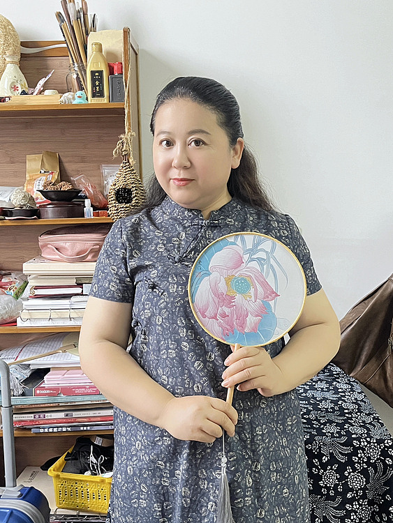 中国美术家协会会员 惠菲 （带合影）