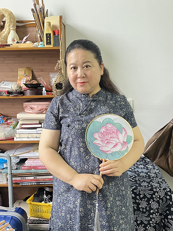 中国美术家协会会员 惠菲 （带合影）