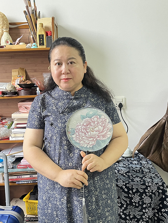 中国美术家协会会员 惠菲 （带合影）