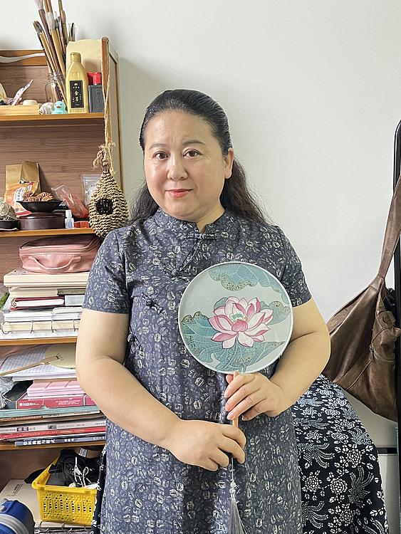 中国美术家协会会员 惠菲 （带合影）