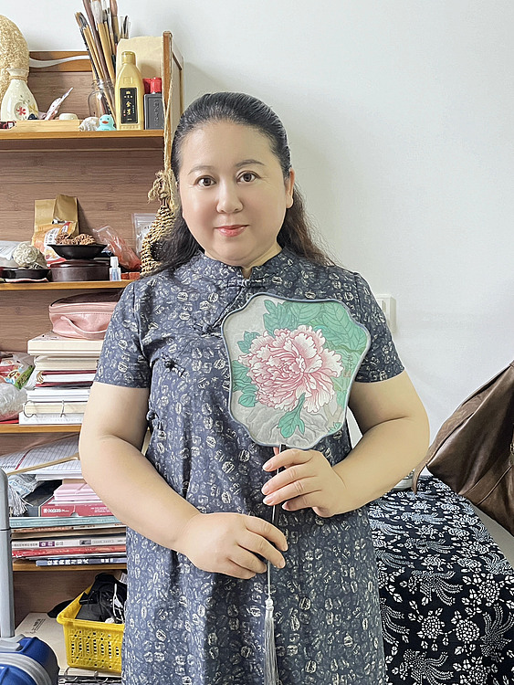 中国美术家协会会员 惠菲 （带合影）