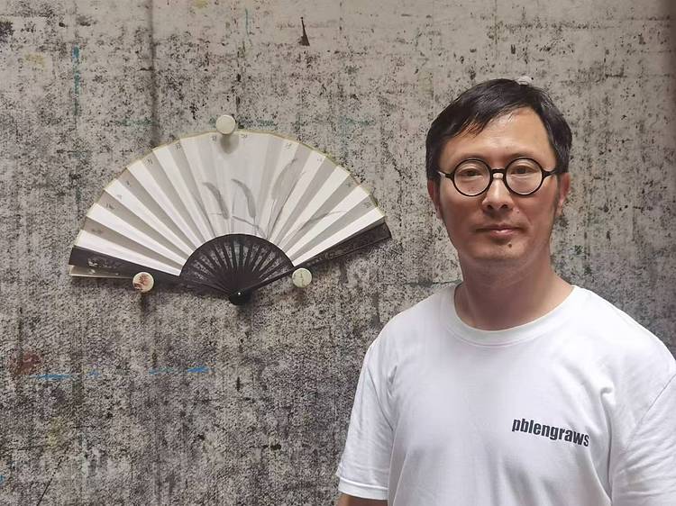 （带合影）清华大学吴冠中艺术研究中心研究员 何先球 民族文化宫 折扇