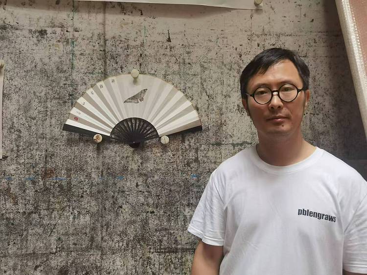 （带合影）清华大学吴冠中艺术研究中心研究员 何先球 民族文化宫 折扇
